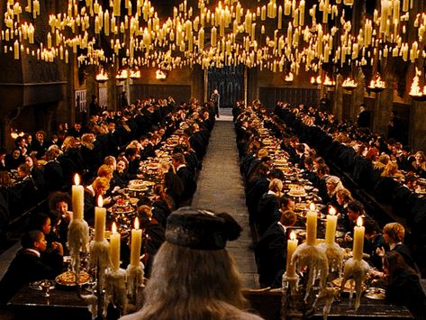 House Party Aesthetic, Hogwarts Great Hall, The Chamber Of Secrets, Harry Potter Poster, Festa Harry Potter, Harry Potter And The Chamber Of Secrets, Harry Potter Halloween, The Prisoner Of Azkaban, Halloween Gif