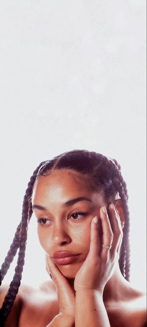 Jorja Smith Wallpaper, Jorja Smith, Daily Hairstyles, Music Album Covers, Mens Braids Hairstyles, Androgynous Fashion, Hip Hop Culture, Famous Women, Creative Portraits