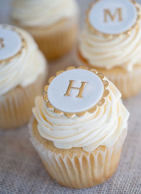 Pearl Painted Monogram Cupcakes Cupcakes Bonitos, Decorative Cupcakes, Monogram Cupcakes, Elegant Cupcakes, Eat Cupcakes, Luxury Wedding Cake, Beautiful Cupcakes, Wedding Cakes With Cupcakes, Fondant Cupcakes