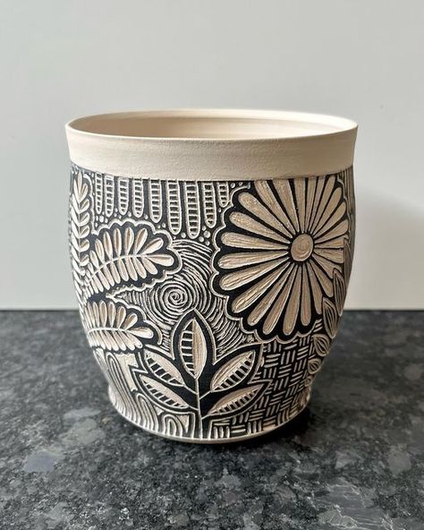 Ceramic Sgraffito Ideas, Simple Sgraffito Designs, Floral Sgraffito, Ceramic Carving Designs, Sgrafitto Ceramics, Carving Pottery, Pottery Carving, Sgraffito Technique, Pottery Patterns