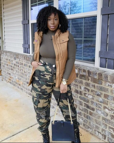 Camoflauge Pants Outfits Black Women, Outfit Ideas With Camo Pants, Plus Size Camo Pants Outfits, Camo Joggers Outfit Women, Joggers Outfit Women, Camo Pants Outfit, Denim Shirt Outfit, Camouflage Fashion, Winter Date Night Outfits