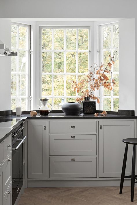 2020 Kitchen Trends, Kitchen Trends 2020, Classic Farmhouse Kitchen, Shaker Kitchen Design, Farmhouse Kitchen Inspiration, Shaker Kitchens, Modern Home Decor Kitchen, Farmhouse Kitchen Island, Classic Farmhouse