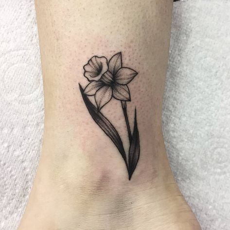 Mini ankle daffodil. Thank you Kayleigh. Jonquil Flower Tattoo, Daffodils Tattoo, Jonquil Flower, Daffodil Flower Tattoos, Tattoo On Foot, Flor Tattoo, Daffodil Tattoo, Candle Tattoo, White Tattoos