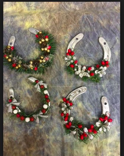 Christmas Decorated Horseshoes, Horse Christmas Decorations Diy, Christmas Horse Decor, Western Diy Christmas Decorations, Horseshoe Crafts Christmas, Horse Shoe Christmas Ornaments, Horse Shoe Ornament, Horse Shoe Ornaments, Christmas Horse Crafts