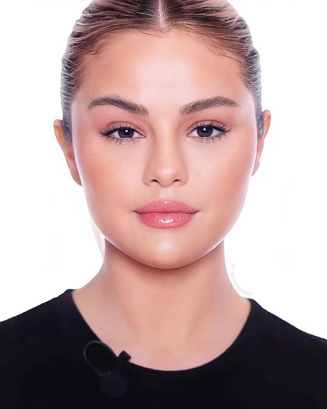 Selena Gomez Face Shape, Round Face Celebrities, Selena Gomez Birthday, Hung Vanngo, Selena Gomez Makeup, Selena Gomez Album, Selena Gomez Photoshoot, Makeup Secret, Selena G