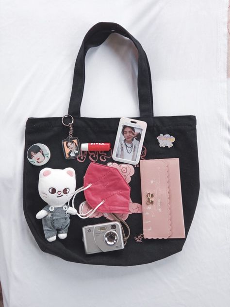 Cute Tote Bags Aesthetic, Skz Stay Aesthetic, Tote Bag With Pins, Kpop Bag Aesthetic, Bag With Pins Aesthetic, Highschool Backpack, Kpop Bag, Tote Bag Kpop, Stay Aesthetic