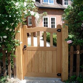 Entrance Gate Wooden Garden Gate, Backyard Gates, Garden Gates And Fencing, Garden Gate Design, Wooden Gate, Arrow Heads, Fence Designs, Rustic Fence, Side Gates