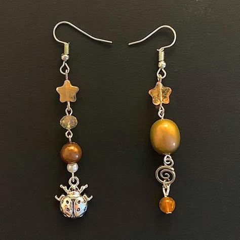 Diy Dangly Earrings, Asymmetrical Earrings Handmade, Bead Earring Ideas, Handmade Jewellery Homemade Jewelry, Whimsigoth Earrings, Asymetrical Earrings, Earthy Earrings, Homemade Earrings, Mazzy Star