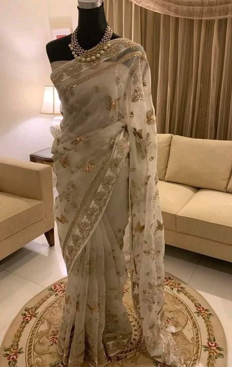 Sari Aesthetic, Sari For Wedding, Indian Dress Up, Cultural Clothes, Indian Fits, Desi Clothing, Simple Saree Designs, Desi Wedding Dresses, Desi Fits