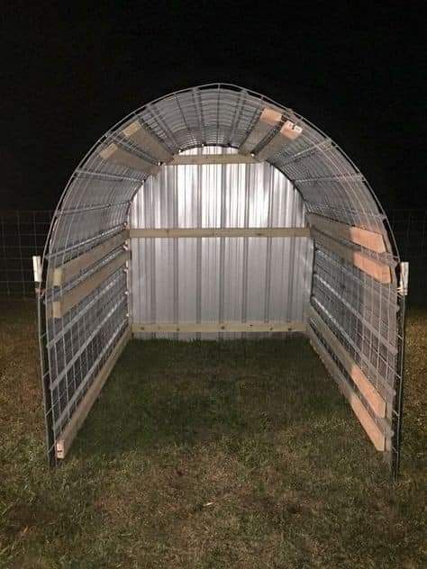 Homemade Goat Shelter, Pallets For Goats, Calf Shelter Ideas, Small Livestock Shelter, Small Tack Shed, Goat Shed Ideas Simple, Small Goat Pen, Temporary Goat Shelter, Goat Diy Projects