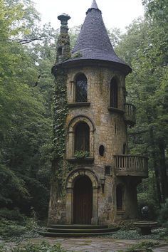 Home Courtyard Design, Fantasy Home Aesthetic, Witchy Victorian House, Witchy Tiny House, Mystical Buildings, Old Vintage House Exterior, Tiny Glade Ideas, Witch Architecture, Witchy House Exterior