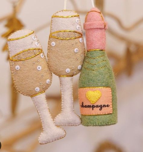 Felt Champagne Bottle, Felt Cocktail Ornaments, Felt Crafts Christmas Patterns Free Printable, Felt Ornaments Diy, December Gift, Diy Felt Christmas Ornaments, Xmas Toys, Felt Crafts Christmas, Felted Wool Crafts