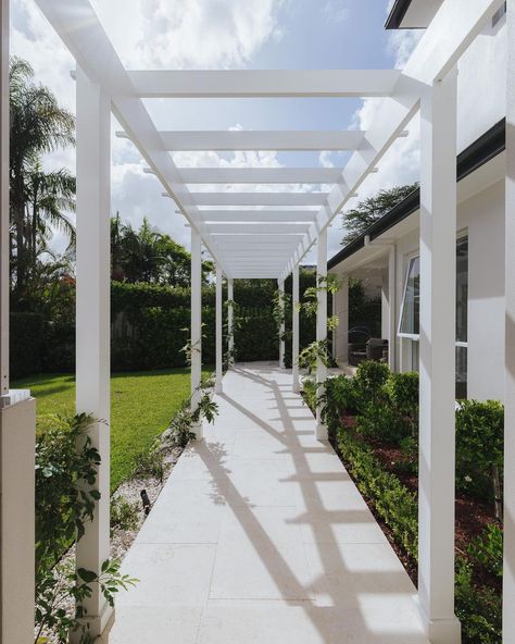 EDLandscapes on Instagram: “Open pergola in the garden @homesteadhomebuilders #landscapedesign #newgarden #newhomes #garden #style” Hamptons Gardens, Side Pergola, Open Pergola, Landscaping Architecture, Hampton Garden, Coastal Landscaping, Beach Style Decorating, Coastal Farmhouse Style, Small Garden Landscape