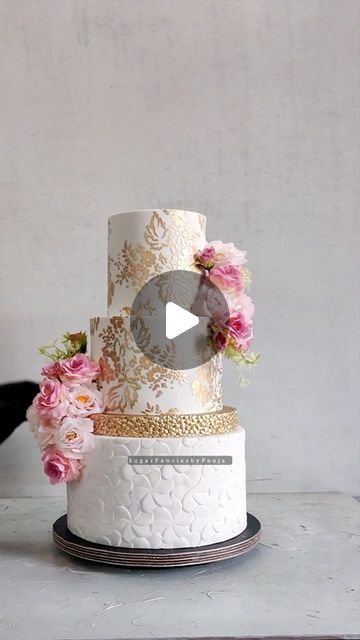 Stencil Wedding Cake Designs, Gold Stencil Cake, 3 Tier Cake Designs, White And Gold Cake, Gold Anniversary Cake, White Fondant Cake, Wedding Cake Videos, Flower Cake Design, Tiered Cake Design