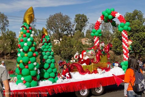 Christmas Float Ideas Parade Diy, Christmas Trailer Float Ideas, Christmas Float Ideas Parade, Christmas Parade Truck Ideas, Christmas Floats Parade Ideas Easy, Vintage Christmas Car, Parade Float Decorations, Car Decoration Ideas, Christmas Car Decorations