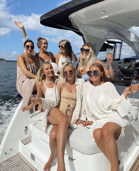 Birthday Yacht Party Outfit, Yatch Party Photoshoot, Yacht White Party Outfit, White Beach Bachelorette Outfit, All White Outfit Yatch Party, Rich Bff Goals, White Boat Party Outfit, All White Yacht Party Outfit, Yatch Party Outfit Summer