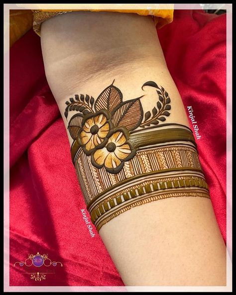 New flower arm mehndi designs Mehndi Designs Flowers Beautiful, Belt Style Mehndi Design, Mehndi Belt Design, Neha Mehndi Design, Mehndi Arabic Designs, Mahendi Belt, Upper Hand Mehndi Designs, Mehndi Border Designs, Mehndi 2023