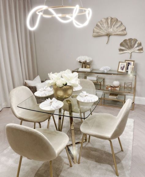 White And Gold Apartment Living Room, Gold Centerpieces Dining Table, Gold Accent Dining Room, White And Gold Kitchen Table, Neutral Living Dining Room, White Dining Room Inspiration, Light Gold Living Room, Small Neutral Dining Room, Neutral And Gold Living Room