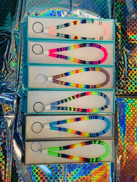 Neon Beaded Lanyard, Neon Beadwork, Beaded Lanyard Patterns, Métis Beading, Ojibwe Art, Beaded Keychains Patterns, Keychains Diy, Seed Bead Bracelets Tutorials, Beautiful Beaded Earring