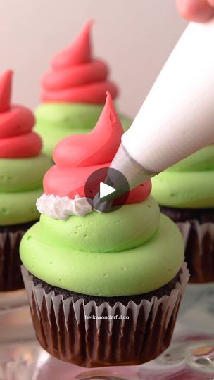 Grinch Cupcakes Ideas, Grinch Cake Pops, Grinch Drinks, Christmas Cupcake Designs, Grinch Dessert Ideas, Christmas Cupcakes Ideas, Hello Yummy, Grinch Cupcakes, Christmas Cupcake Ideas