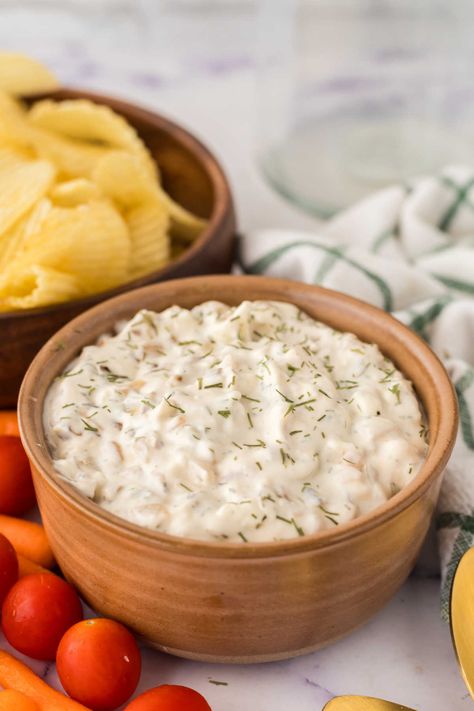 Homemade onion dip is the perfect accompaniment to your favorite potato chips, veggies, and more. Make a batch for game day, a party, or just because. Onion Chip Dip, Best Chip Dip, Homemade Onion Dip, Dip For Potato Chips, Potato Chip Recipes, Caramelized Onion Dip, Homemade Dips, French Onion Dip, Onion Dip