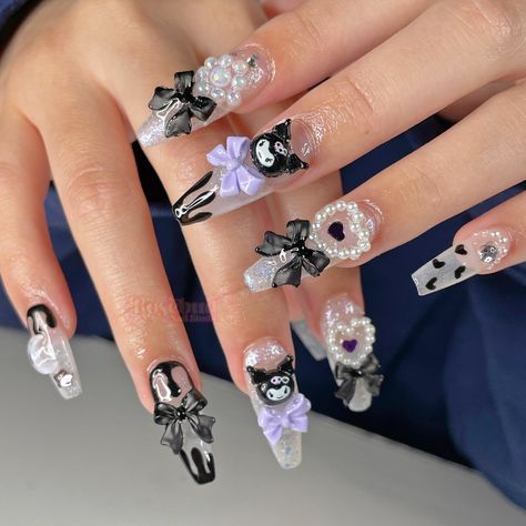 Kuromi Gel Nails, Kuromi Charm Nails, Goth Nails With Charms, Nails Acrylic Kuromi, Japanese Kawaii Nail Art, Nails With Bear Charm, Black Kawaii Nails, Decoden Nails, Kuromi Nails Acrylic