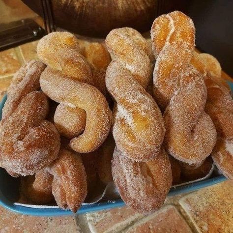 2 Ingredient Dough Cinnamon Twists – 1 Point - Dieter24 2 Ingredient Dough, Bread Yeast, Cinnamon Twists, Recipes Bread, 2 Ingredient, Easy Treats, Quick Breads, Donut Recipes, Ww Recipes