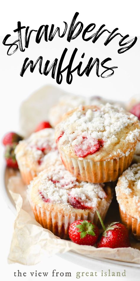 Delicious strawberry muffins with a secret ingredient! Learn how yogurt makes these muffins light, fluffy, and tender. Strawberry Muffin Recipes, Breakfast Baking, Blueberry Buckle, Strawberry Salsa, Strawberry Breakfast, Breakfast Burger, Strawberry Muffins, Strawberry Dessert, Filled Muffins