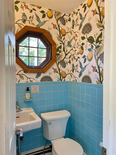 Retro Teal Bathroom, 60s Tile Bathroom, Vintage Blue Tile Bathroom Ideas, Blue Retro Bathroom, Old Blue Tile Bathroom, Blue Tile Bathroom Vintage, Floral Tile Bathroom, Vintage Blue Tile Bathroom, Blue Vintage Bathroom