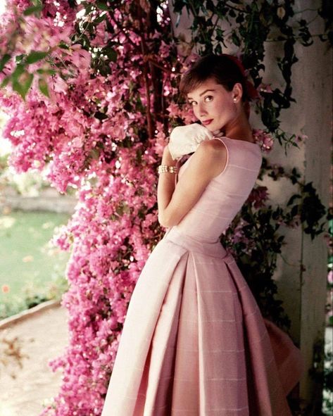 Audrey Hepburn Givenchy, Audrey Hepburn Dress, Rome Outfits, Audrey Hepburn Inspired, Givenchy Dress, Audrey Hepburn Style, Vintage Photoshoot, Glamour Magazine, 1960's Dress