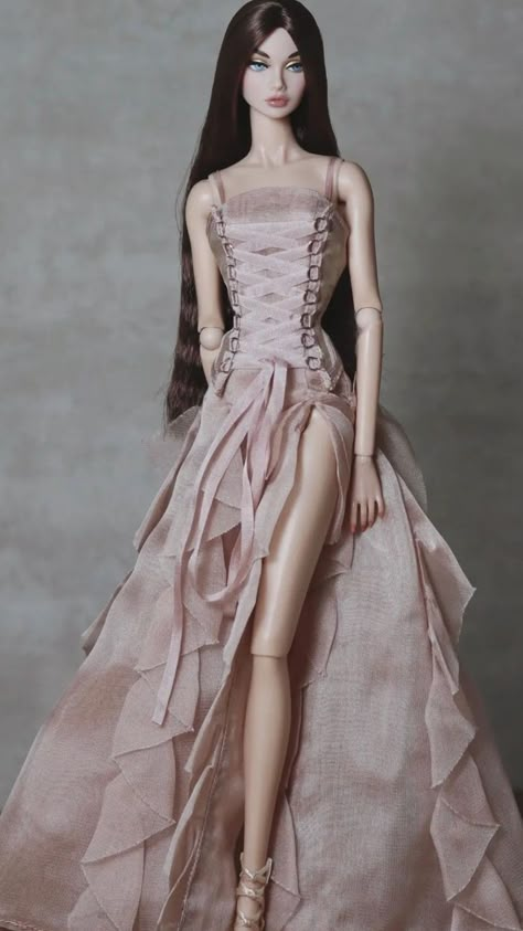 Dress Barbie Doll, Glamour Dolls, Preformance Outfits, Barbie Dress Fashion, Barbie Model, Barbie Gowns, Diy Fashion Clothing, Barbie Fashionista, Easy Trendy Outfits