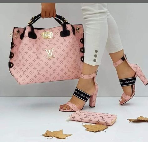 Tas Louis Vuitton, Woman Clothes, Pink Set, Louis Vuitton Shoes, Handbag Shoes, Womens Purses, Vuitton Bag, Bags Designer Fashion, Louis Vuitton Bag Neverfull