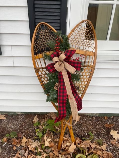 Snow Shoe Christmas Decor, Snowshoe Christmas Decoration, Snow Shoes Christmas Decor, Snowshoe Decor Christmas, Snowshoes Decor Christmas, Snow Shoes Decor, Snowshoe Decor, Vintage Snow Shoes Decor, Cabin Christmas Decor