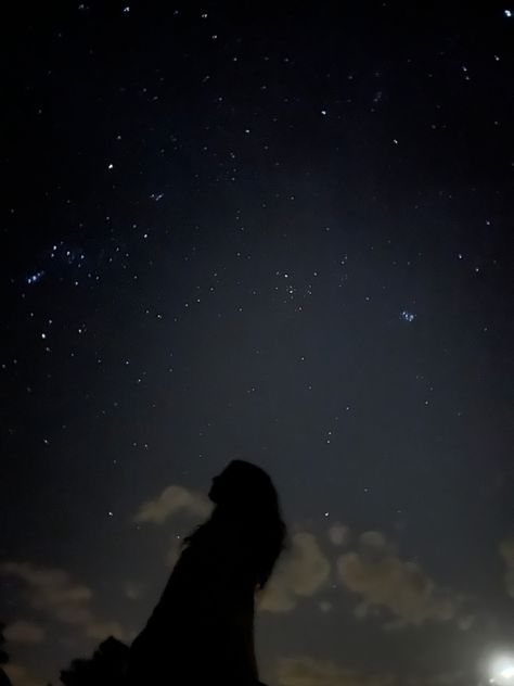 Girls Looking Up At Sky, Looking Up At The Stars, Staring At The Ceiling Aesthetic, Looking At The Stars Aesthetic, Star Gazing, Star Photography, Look At The Sky, Look At The Stars, Night Aesthetic