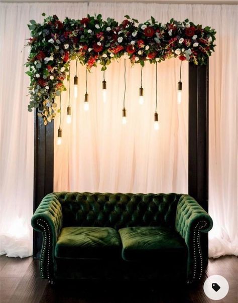 Emerald Green Photo Booth, Sweetheart Table Vintage, Emerald And Gold Home Decor, Emerald Green Backdrop Ideas, Sweetheart Table Wedding Couch, Wedding Sofa Decoration, Emerald Green Wedding Backdrop, Soft Seating Wedding, Table Backdrop Ideas