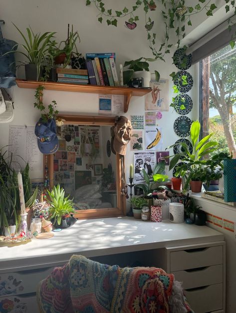 Dorm With Plants, Clean Cozy Bedroom Aesthetic, Plants On Desk, Cool Dorm Rooms, Dorm Room Ideas, Dream House Rooms, Cozy Room Decor, Pretty Room, Dreamy Room