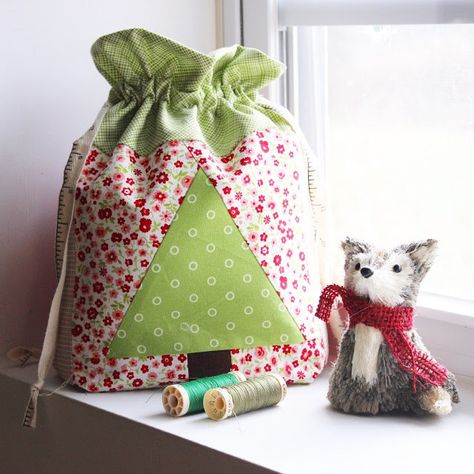 Santa Sacks Diy, Christmas Crafty, Christmas Sewing Projects, Gift Sack, Modern Christmas Tree, Christmas Sack, Sewing Bags, Large Gift Bags, Santa Sack