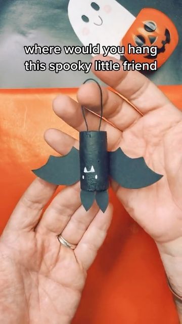 Bat Diy, Easy Art And Craft, Halloween Bats Diy, Halloween Bats Crafts, Witch Costume Diy, Diy Halloween Gifts, Spooky Diy, Halloween Crafts To Sell, Bat Craft