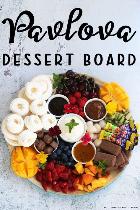 Pavlova Dessert Board, Pavlova Charcuterie Board, Easy Dessert Platter, Pavlova Board Grazing, Pavlova Grazing Board, Mini Pavlova Presentation, Mini Pavlova Ideas, Pavlova Platter, Pavlova Grazing Platter