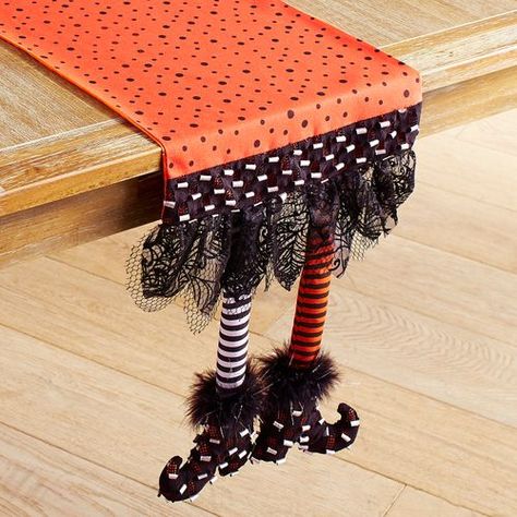 Halloween School Treats, Halloween Party Table, Fairy Halloween Costumes, Which Witch, Witch Legs, Halloween Sewing, Halloween Table Runners, Adornos Halloween, Halloween Quilts