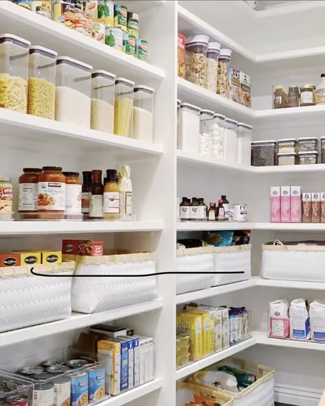 Pantry Organization Ideas, Pantry Kitchen, Small Kitchens, Pantry Design, Pantry Organization, Maximize Space, Get Organized, Corner Bookcase, Organization Ideas