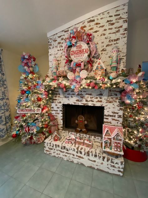 Christmas Decorations Themes Ideas, Whimsical Christmas Mantle, Gingerbread Mantle, Gingerbread Classroom, Christmas Mantles, Gingerbread Tree, Gingerbread Ideas, Mantle Ideas, Tree Inspiration