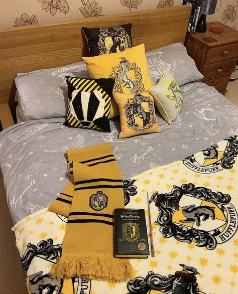 Hufflepuff Aesthetic Bedroom, Hufflepuff Room Ideas, Slytherin Dorm Room Ideas, Harry Potter Rooms Bedrooms, Hufflepuff Aesthetic Room, Harry Potter Dorm Room Ideas, Room Ideas Shifting, Room Ideas Harry Potter, Hufflepuff Bedroom Ideas