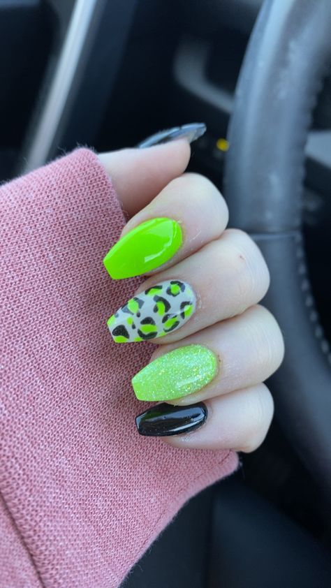 Coffin powder dip nails Lime Green Cheetah Nails, Green And Leopard Nails, Green Zebra Print Nails, Green Cheetah Nails, Powder Dip Nails, Green Zebra Print, Zebra Print Nails, Cheetah Nails, Leopard Print Nails