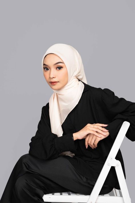 Foto Cv Hijab, Hijab Photoshoot Ideas Studio, Photoshoot Concept Women, Foto Formal Kerja Hijab, Hijab Model Photography, Photoshoot Ideas Hijab, Hijab Poses Photography, Portrait Poses Men, Foto Formal Kerja