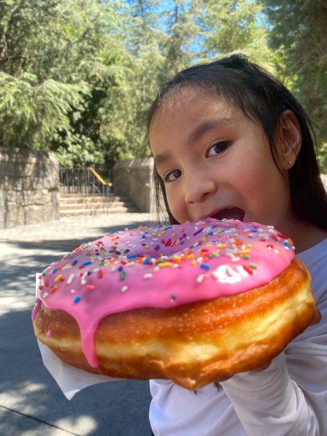 Big Donut, Big Donuts, Giant Donut, Wedding Cake Cookies, Inktober 2024, Sweet Foods, Filled Donuts, Sprinkle Donut, Junk Food Snacks