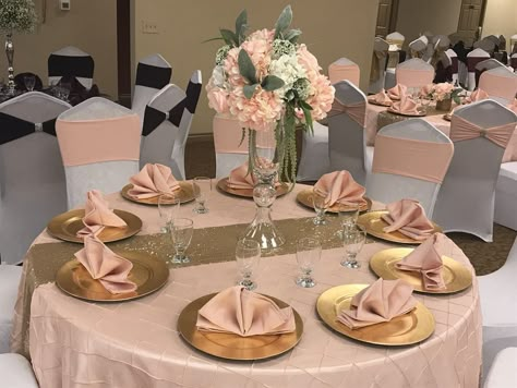 Pink And Gold Quince Tables, Rose Gold Quinceanera Table Decorations, Quince Balloon Decorations Pink, Quince Round Table Decorations, Rose Gold Quinceanera Decorations Flower, Pink And Gold Quinceanera Centerpieces, Blush And Champagne Quinceanera Decor, Rose Gold Quince Centerpieces, Quince Plate Setup