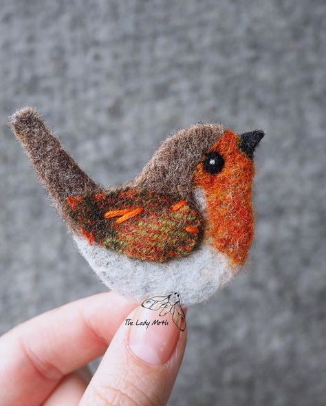 Żenia on Instagram: "The last little flock of Tweed Robin brooches has arrived at The Handmade Shop & Gallery @handmadeshopsuffolk recently. Time to slow down now & prepare for festivities. I’m currently closed for new orders - I’ll be fulfilling the current ones until February. With RSI in my felting arm I need to pace myself… Many thanks for all your lovely comments and requests ❤️" Hummingbird Ornament, Wool Felt Projects, Scrap Fabric Crafts, Felt Pictures, Felt Crafts Diy, Felt Embroidery, Needle Felting Projects, Wool Projects, Felt Birds