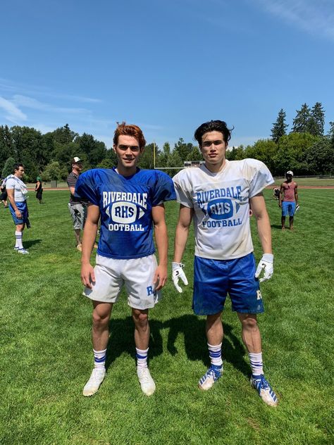 The Bulldogs are back on this season of #Riverdale! Filming on the same field we did in the pilot! Riverdale Quiz, Riverdale High School, Archie Jughead, Riverdale Aesthetic, Cami Mendes, Archie Andrews, American Teen, Riverdale Cast, Follow Button