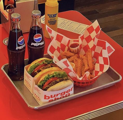 Aesthetic Diner Food, 80s Diner Aesthetic, Retro Diner Food, Hamburger Aesthetic, Burgers Aesthetic, Diner Burger, Burger Aesthetic, Retro Burger, Diner Aesthetic